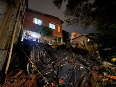 Muro de contenção desaba em Porto Alegre após forte chuva