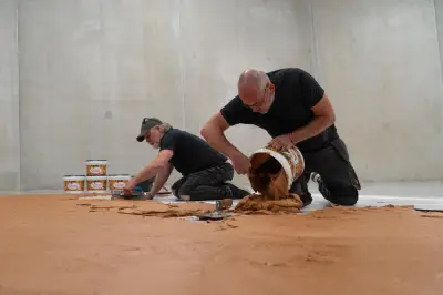 Museu holandês cobre chão com 360 kg de pasta de amendoim