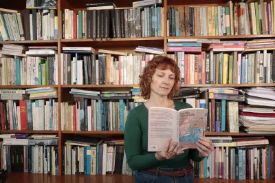 Natalia Timerman revela sua biblioteca pessoal e os livros que marcaram sua vida
