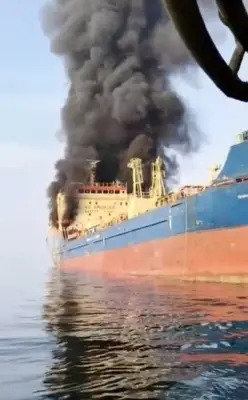 Navio-tanque atingido no Estreito de Ormuz; tripulação abandona embarcação