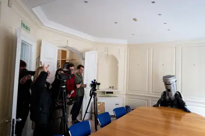 Nigel Farage renuncia e enfrenta Conde da Cara de Lixo em eleição britânica