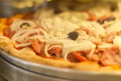 No Dia da Pizza, faça pizza caseira de calabresa