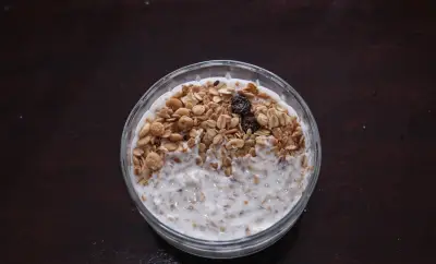 Overnight oats: receita prática com iogurte e gergelim