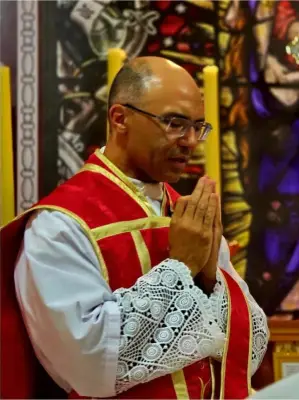 Padre excomungado diz que continuará celebrando missas em Brasília