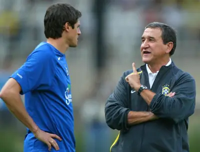 Parreira recebe alta de semi-intensiva, mas segue traqueostomizado