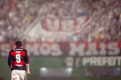 Pedro brilha, Flamengo goleia Chapecoense e se reaquece no Brasileirão