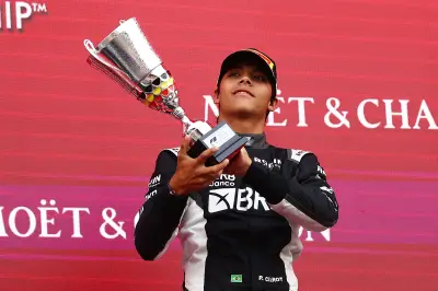 Pedro Clerot sobe ao pódio na corrida sprint da F3 na Bélgica