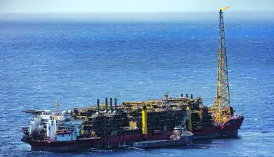 Petróleo cai 2% com trégua EUA-Irã, mas analistas veem riscos