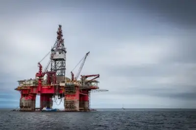 Petróleo dispara e supera US$ 94 com tensão entre EUA e Irã