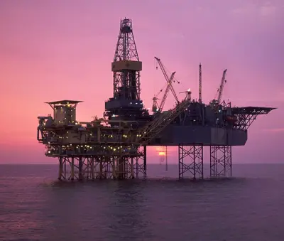 Petróleo oscila com bloqueio houthi a portos da Arábia Saudita