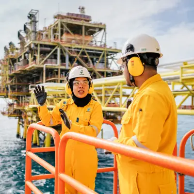 Petróleo sobe 2% e fecha acima de US$ 90 com tensões no Oriente Médio