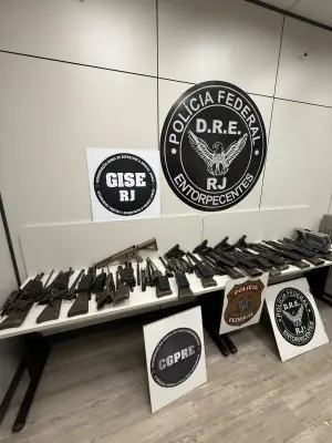 PF apreende 16 fuzis e quatro pistolas em veículo na Via Dutra e prende motorista