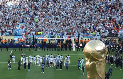 Polêmica: Argentina vira as costas para Espanha em premiação da Copa