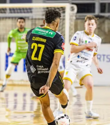 Praia Clube vira sobre Jaraguá e quebra jejum de cinco jogos na Liga Nacional de Futsal