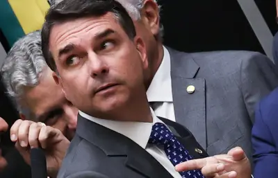 PT lança campanha associando Flávio Bolsonaro a tarifaço e defendendo Pix
