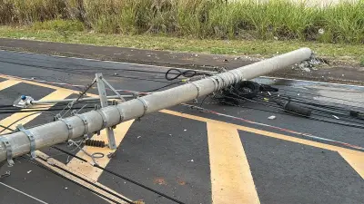 Queda de postes interdita Avenida Rio das Pedras em Piracicaba