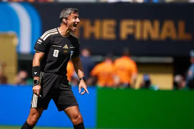 Árbitro Slavko Vincic anuncia aposentadoria após final da Copa do Mundo