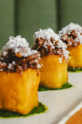Receita de Rabada com Dadinho de Angu e Pesto de Agrião