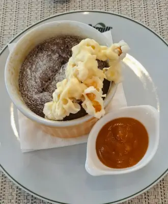 Receita de Soufflé de Chocolate com Pipoca de Chocolate Branco e Caramelo de Café
