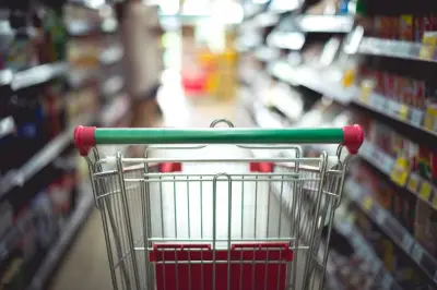 Rede Vitória Supermercados condenada a pagar R$ 500 mil por vender produtos impróprios