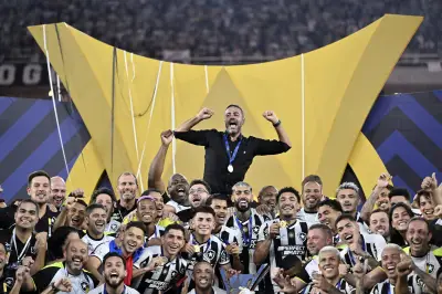 Respeito e rivalidade: Botafogo reencontra Artur Jorge no Mineirão