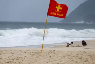 Ressaca no Rio: ondas de até 3 metros até terça