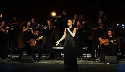 Roberta Sá emociona no Theatro Municipal com orquestra feminina