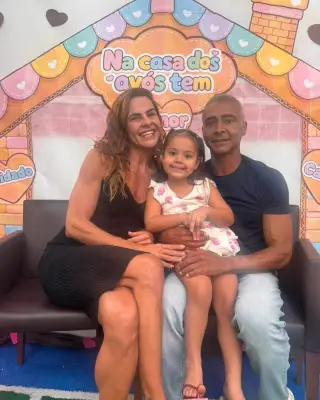 Romário e ex-mulher vão a festa na creche da neta: 'Tem que participar'