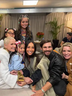Sabrina Sato leva filha Zoe ao primeiro show na turnê de Xuxa