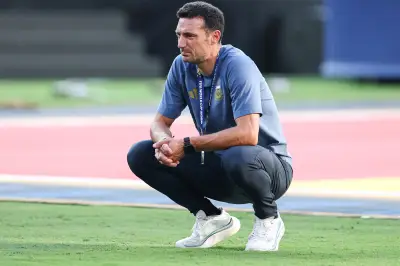Scaloni chora após vice na Copa e não garante permanência na Argentina