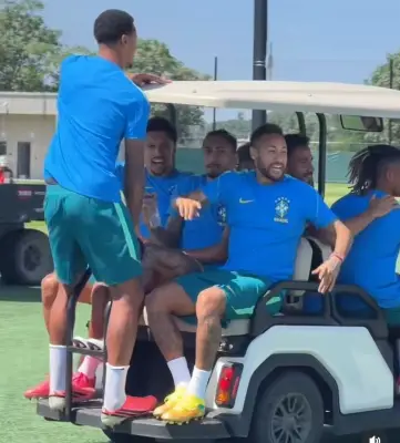 Seleção brasileira treina com descontração antes de pegar a Noruega