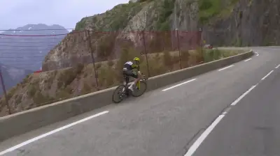 Sepp Kuss escapa de queda assustadora no Tour de France