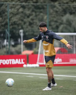 São Paulo recua em negociação de artilheiro da Copinha e treina
