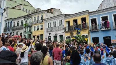 Sol e multidão celebram 203 anos da Independência da Bahia em Salvador