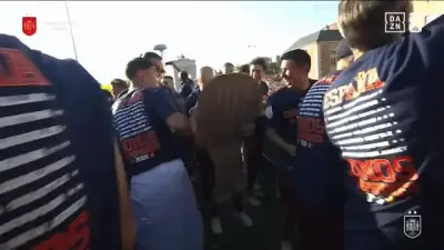 Taça personalizada com rosto de técnico diverte Luis de la Fuente na festa espanhola