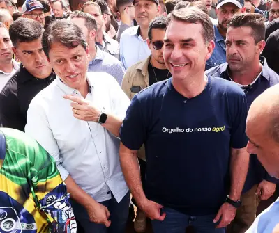 Tarcísio diz confiar nas urnas e critica debate de Flávio Bolsonaro