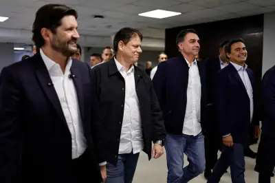 Tarcísio elogia Bolsonaro e reitera apoio a Flávio para o Senado