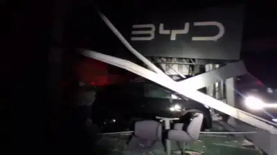 Temporal em Osório derruba estrutura de concessionária BYD e atinge carros elétricos