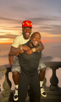 Terry Crews encontra Vini Jr. no Cristo Redentor e celebra amizade