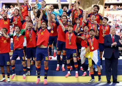 Trump causa constrangimento ao aparecer na foto da Espanha campeã