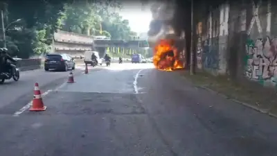 Van pega fogo na saída do Túnel Rebouças no Rio; trânsito é afetado