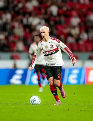 Varela critica atuação do Flamengo: 'Fechar as portas e começar de novo'