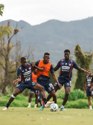 Vasco enfrenta Independiente Medellín sem torcida e com novos escudo e elenco
