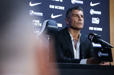Vasco volta ao Brasileirão com estreia do técnico Pedro Emanuel contra o Vitória