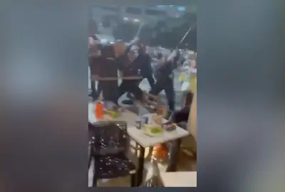 Vídeo mostra PMs agredindo torcedor com cassetetes em Búzios na final da Copa