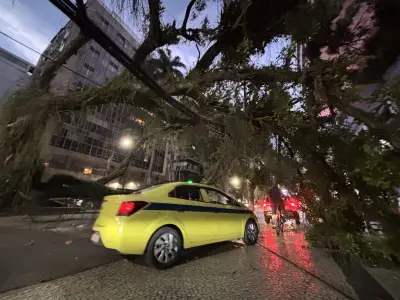 Vendaval no Rio de Janeiro deixa dois mortos e caos no transporte