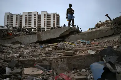 Venezuelanos cavam escombros com as próprias mãos após terremoto