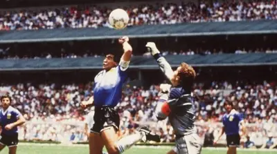 Viúva de Maradona exibe camisa do gol de mão e reacende polêmica