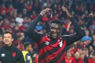 Viveros brilha com gol e assistência pelo Athletico e lidera pontuação do Cartola na R20