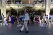 'A divina comédia' de Regina Miranda no MAM-Rio com 110 bailarinos